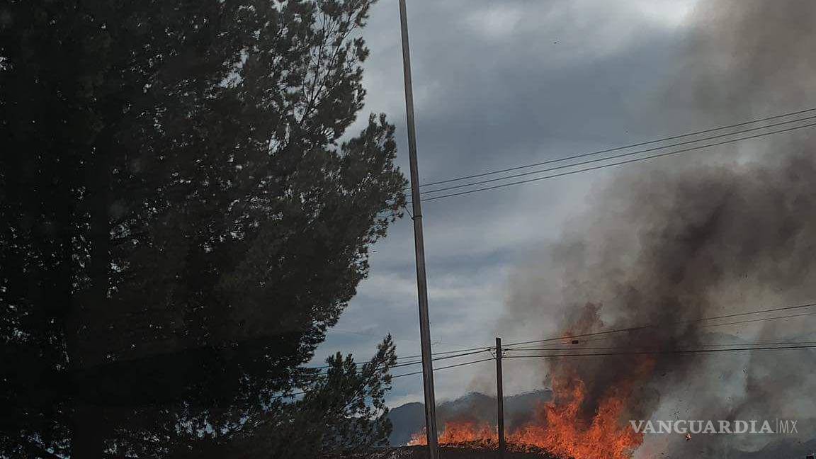 $!Una chispa se extendió al techo de paja y arrasó en su totalidad en cuestión de segundos.