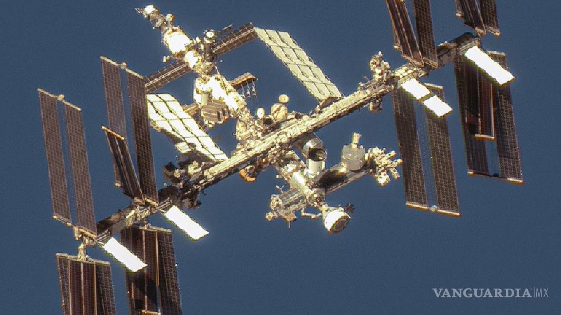 $!Esta imagen satelital publicada por Maxar Technologies muestra una descripción general de la Estación Espacial Internacional con la nave espacial Boeing Starliner.