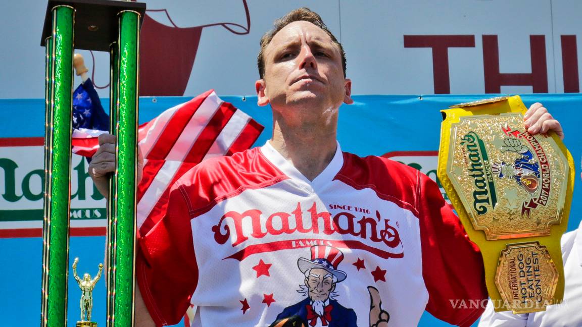 $!Estadounidense come 72 hot dogs en 10 minutos para celebrar la Independencia