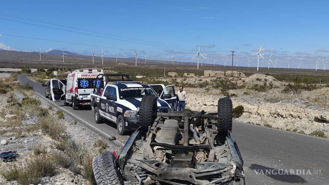 Vuelcan paisanos en carretera de Ramos Arizpe