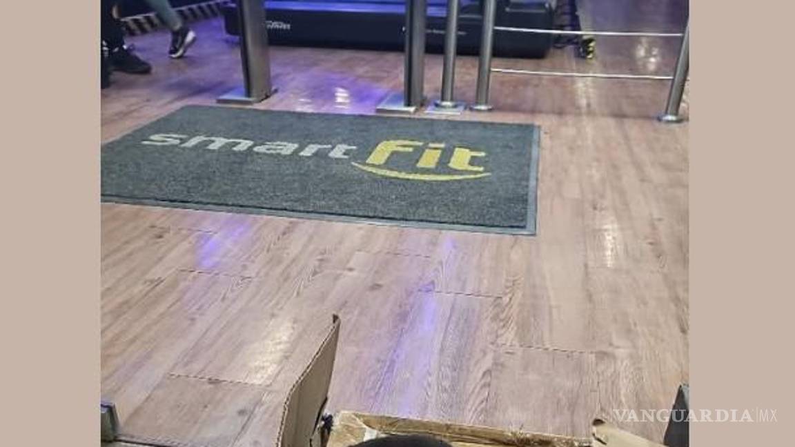 $!Los perritos fueron dejados en una cajita afuera del Smart Fit Coss.