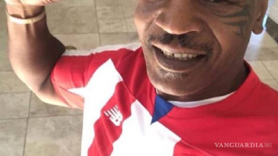 Mike Tyson causa furor en Colombia al ponerse la camiseta del Junior de Barranquilla