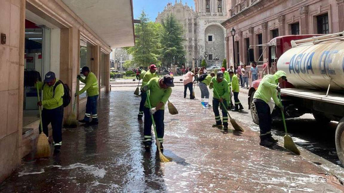 $!Agua y jabón fueron utilizados para retirar las manchas de aceite dejadas por los comerciantes en el adoquín de la calle Ocampo.