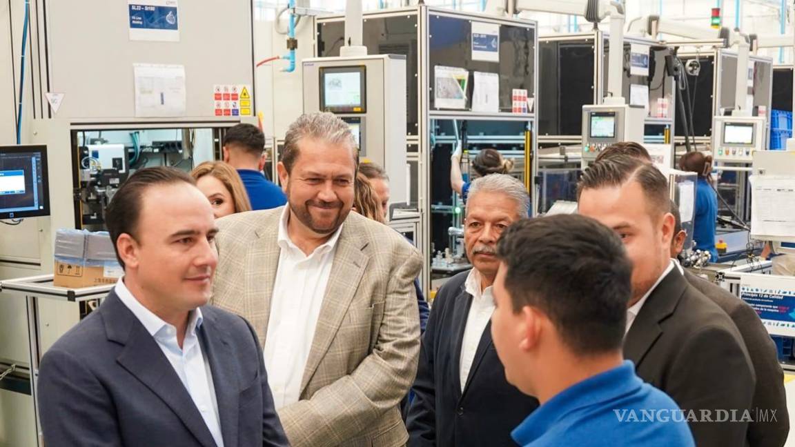 $!El alcalde Tomás Gutiérrez Merino y directivos de Imperial Auto durante la inauguración de la nueva planta en el Parque Industrial VYMSA.