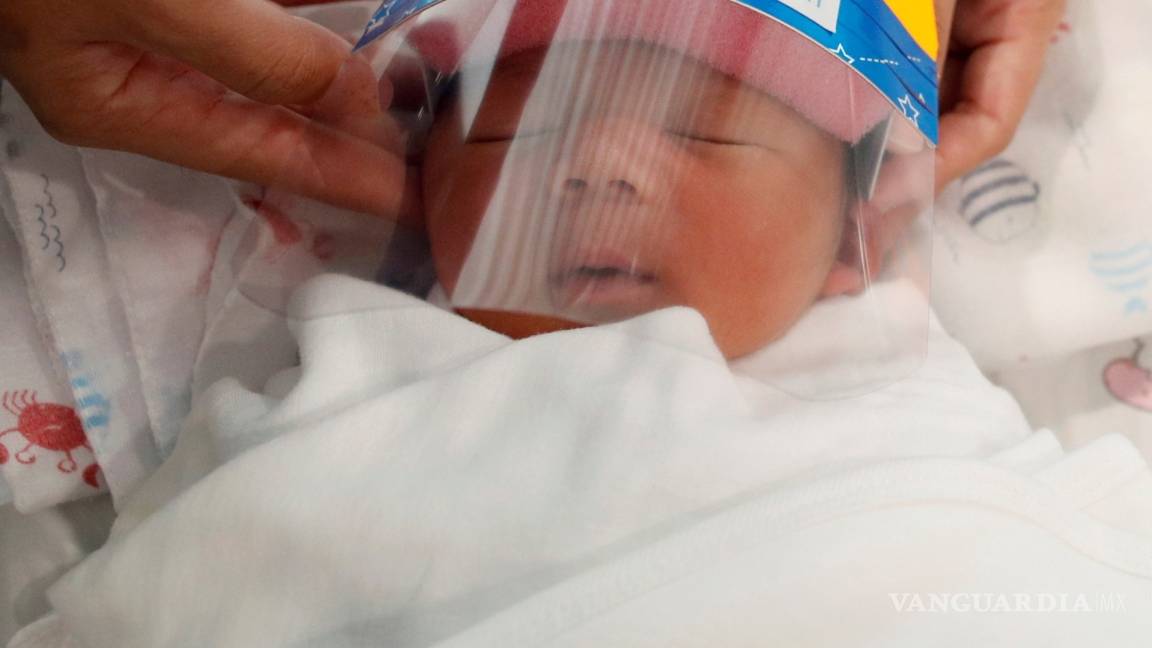 Protegen a bebés tailandeses con minimascarillas