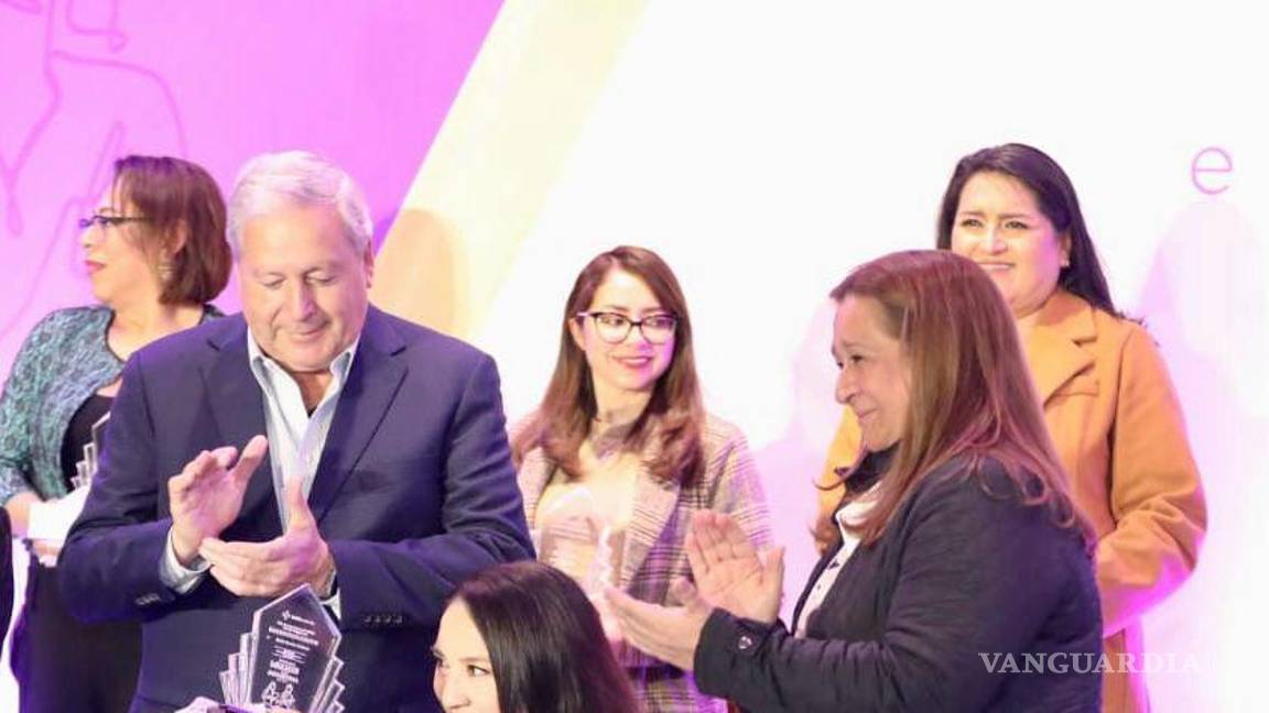 $!Entrega Alcalde a 8 brillantes saltillenses el Premio de la Mujer en la Industria 2023
