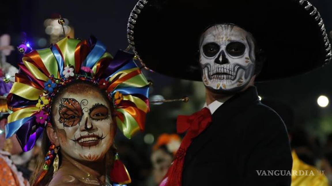 $!Una mujer participa en un desfile de catrinas en Ciudad de México (México).