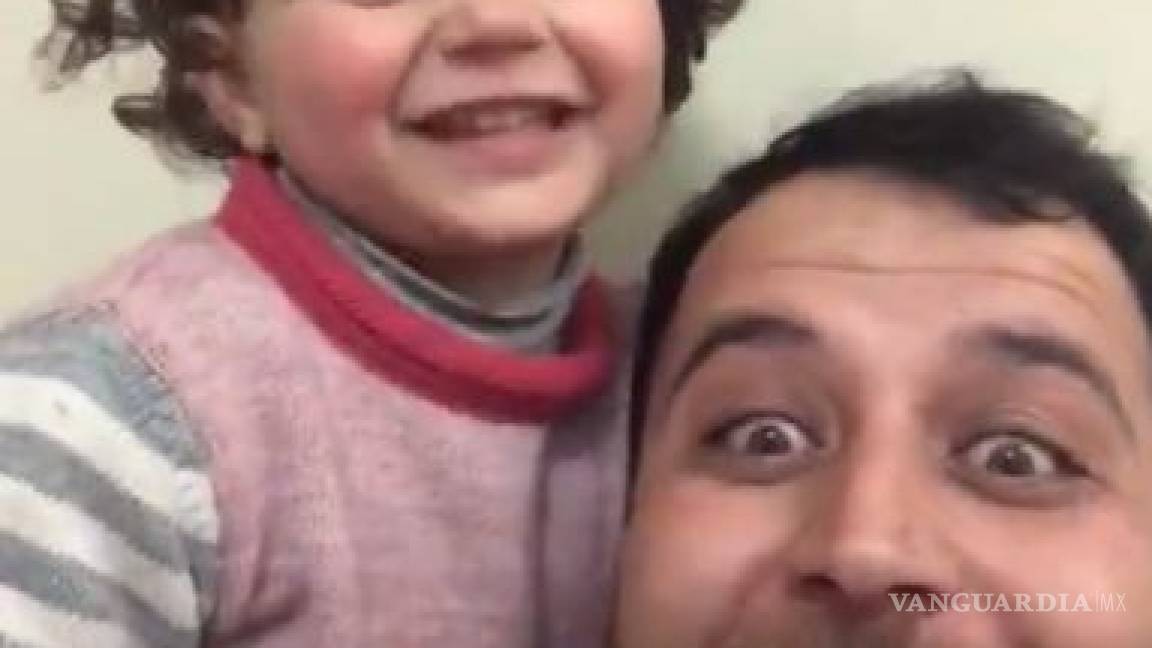 Padre inventa un juego para su hija de 4 años, para distraerla de las cruentas bombas que caen en la guerra de Siria (VIDEO)