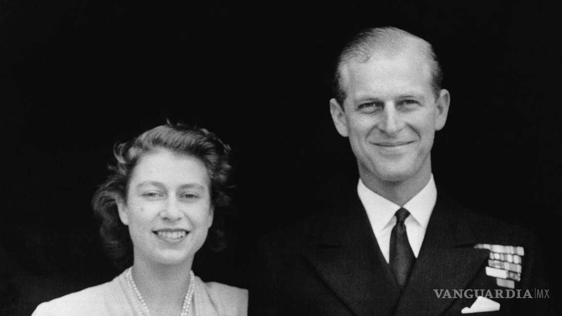 $!La princesa Isabel de Gran Bretaña con el teniente Felipe Mountbatten en Londres el 10 de julio de 1947.