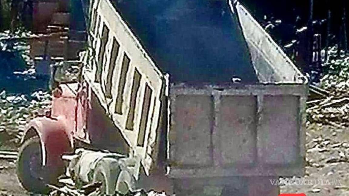 $!Habitantes del sector reportaron que camiones acuden de manera frecuente a depositar residuos de forma clandestina en el terreno baldío.