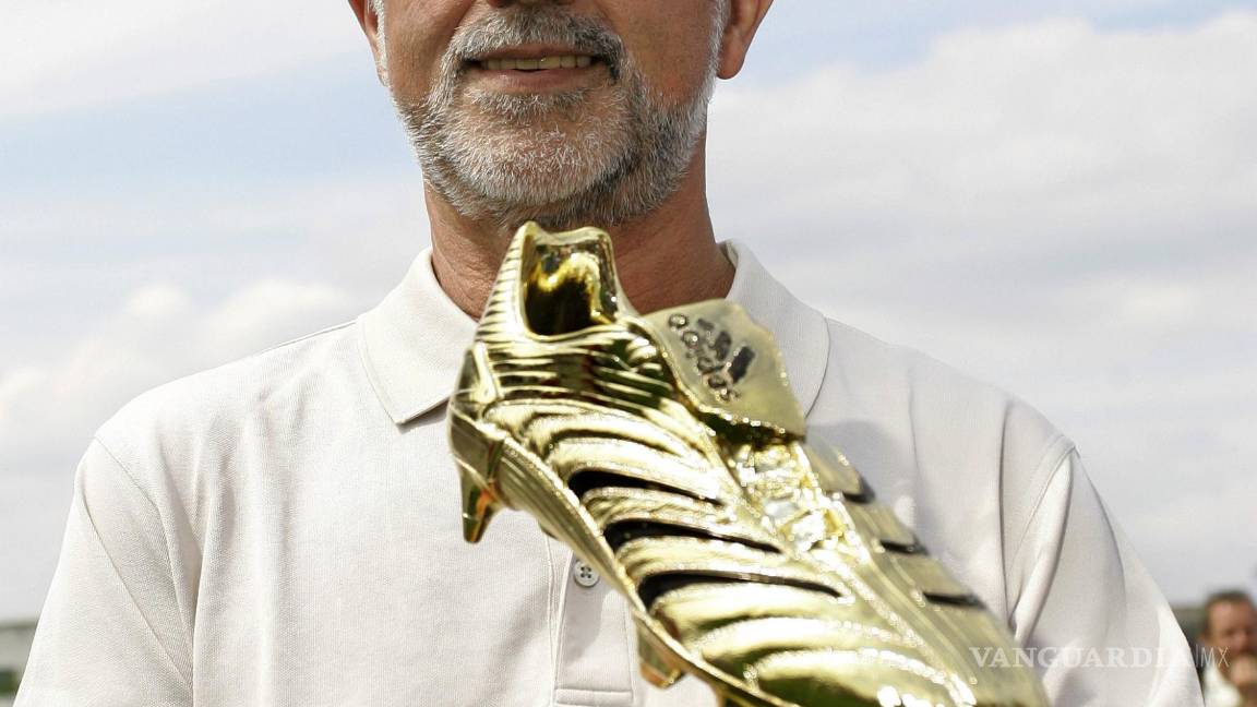 $!En esta fotografía de archivo del jueves 29 de junio de 2006, el ex futbolista alemán Gerd Mueller presenta el Trofeo Bota de Oro a los medios de comunicación en el “adidas World of Football” en Berlín. AP/Franka Bruns