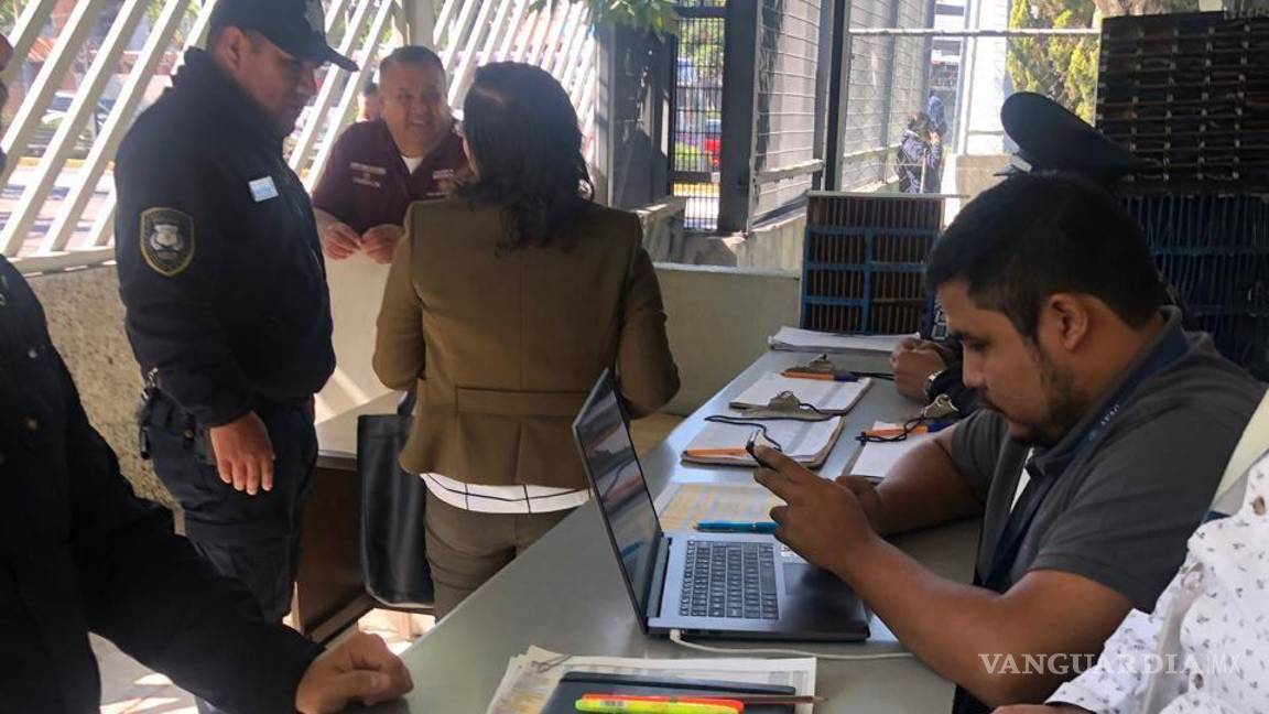 $!La persona de espaldas canaliza a los coyotes con Jazmín Hernández Noyola, lugarteniente de Edgar Elif Rivas Pelayo, director de Comandancia de la AFAC.