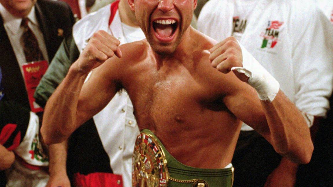 $!El recién coronado campeón superligero del WBC, Oscar De La Hoya, tras derrotar a Julio César Chávez en Las Vegas el 7 de junio de 1996. AP/Lennox McLendon
