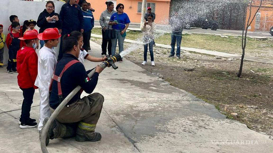 $!La capacitación incluyó el manejo de mangueras contra incendios.