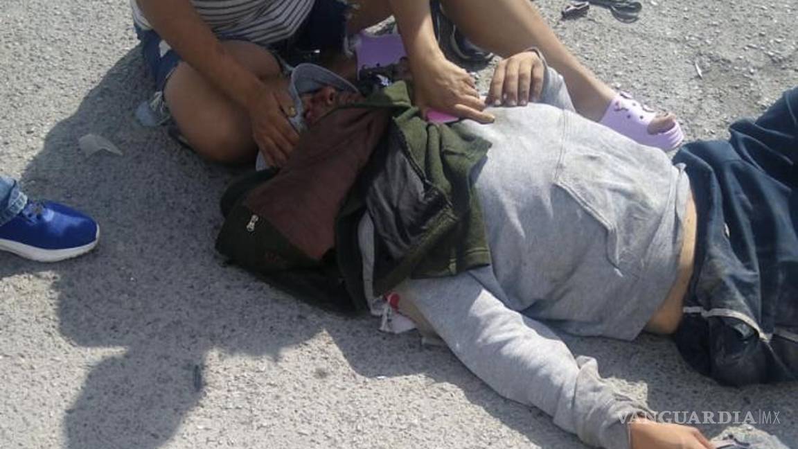 $!Los paramédicos evaluaron a un joven de 18 años y a otro hombre de 35 años, siendo este último quien presentó lesiones de consideración.