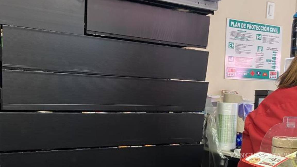 $!Algunos de los establecimientos lucieron lonas y sábanas negras que ocultan todo el aparador de los cigarrillos.