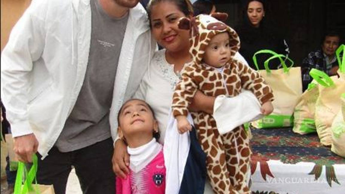 $!Vincent Janssen aprovecha tiempo libre para entregar despensas en Monterrey