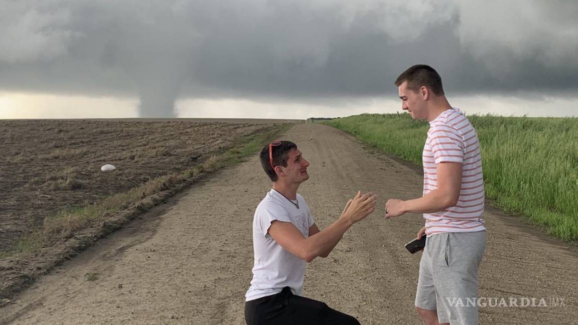 Le pide matrimonio a su novio ¡frente a un tornado!