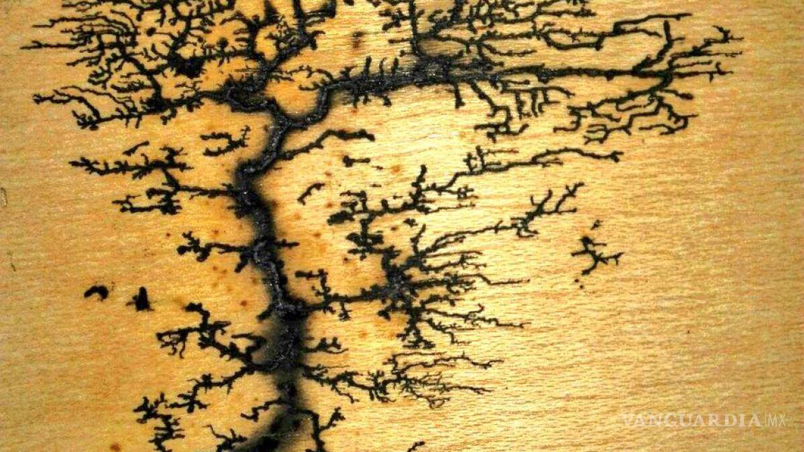 $!Esta técnica de grabado implica un riesgoso manejo de alto voltaje.