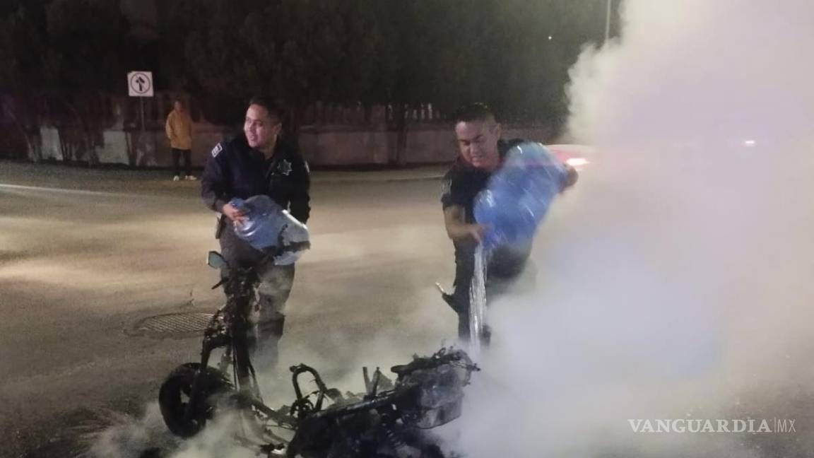 Saltillo: cortocircuito en moto provoca arda en llamas frente al Teatro de la Ciudad