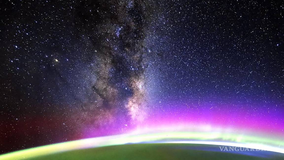 $!La Vía Láctea sobre un Océano Pacífico nublado justo antes del amanecer. El resplandor azul-violeta surge de la dispersión de la luz solar en el nitrógeno de la atmósfera terrestre.