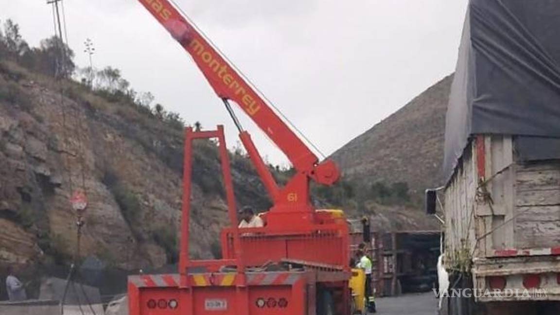 $!Bloqueo en la 57 por volcadura de tráiler