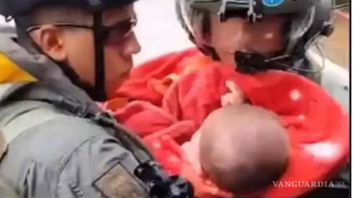 Soldado brasileño atraviesa un techo con un ladrillo para salvar a un bebé de la devastadora inundación