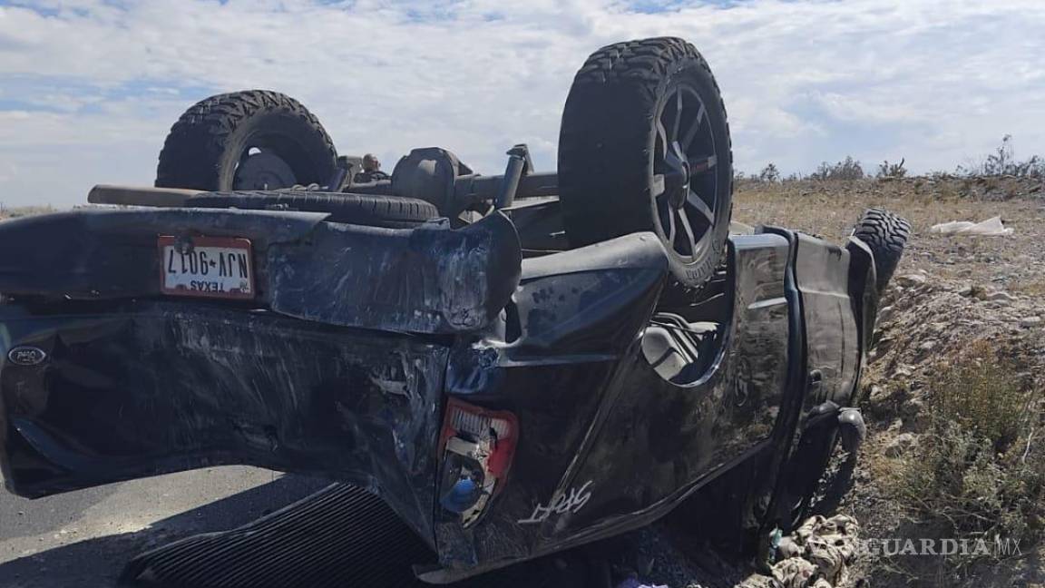 Vuelcan paisanos en carretera de Ramos Arizpe