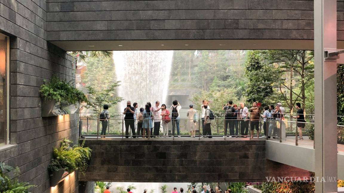 $!Aeropuerto Internacional de Changi en Singapur deja volar… la imaginación, tiene la cascada interior más alta del mundo