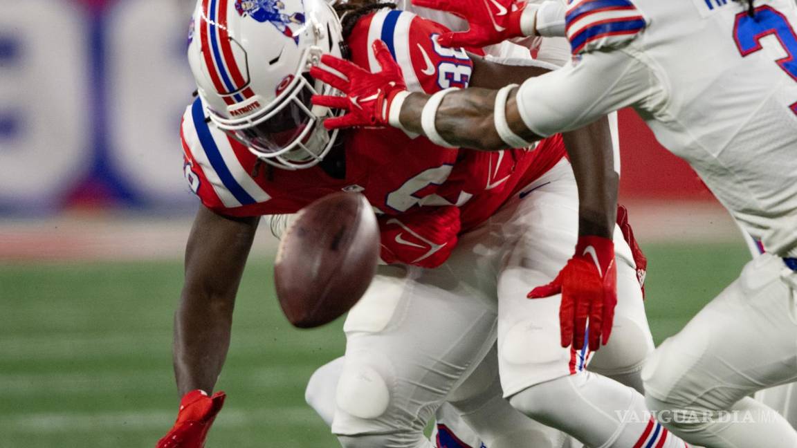 $!Rhamondre Stevenson de los New England Patriots pierde el balón contra los Buffalo Bills durante la primera mitad en el Gillette Stadium en Foxborough.