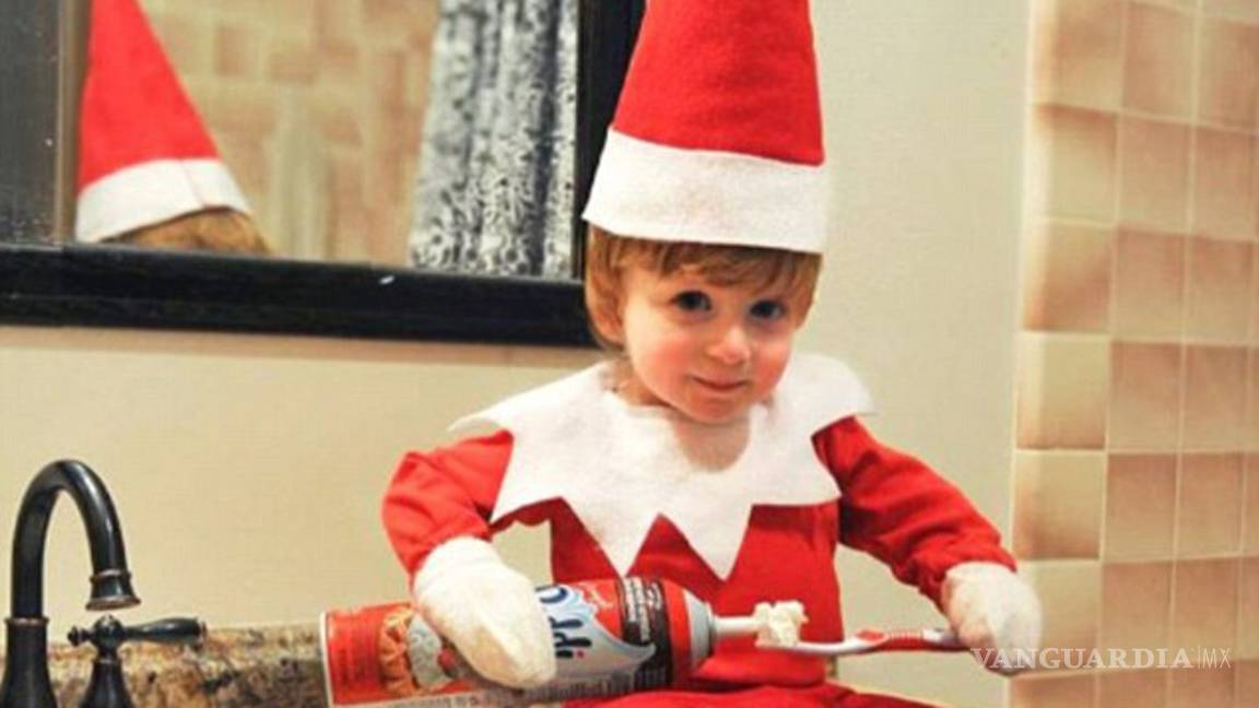 Fotógrafo convierte a su hijo en el duende más travieso de Santa Claus