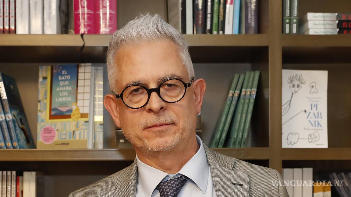 $!MEX1104. CIUDAD DE MÉXICO (MÉXICO), 27/04/2025.- El periodista español Javier Moreno posa durante una entrevista con EFE este viernes, en Ciudad de México (México). Moreno recoge 30 años de entrevistas con expresidentes latinoamericanos en ‘¿Quién manda aquí?’, ensayo que busca demostrar cuánta responsabilidad tienen los políticos en la crisis de violencia que acecha al continente, y mira al futuro para preguntarse si los nuevos dirigentes, como la presidenta de México, Claudia Sheinbaum, pueden cambiar la realidad. EFE/ Mario Guzmán