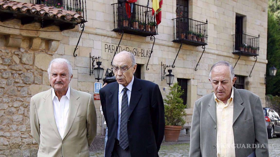 $!El mexicano Carlos Fuentes, el portugués José Saramago y el español Juan Goytisolo pasean por las calles de Santillana del Mar, Cantabria) en junio de 2007.