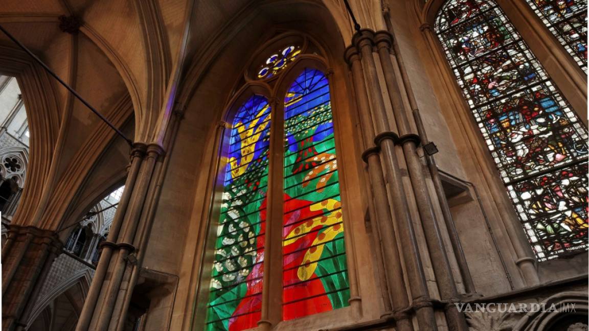 $!David Hockney firma un vitral dedicado a Isabel II en abadía de Westminster