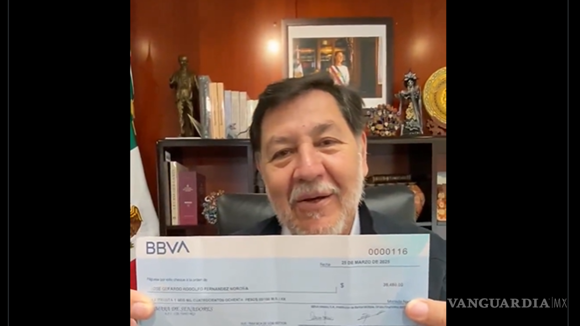 $!‘Mira, López-Dóriga, ¿querías pruebas? Ahí las tienes’: Noroña presenta cheque de pago por viaje a París