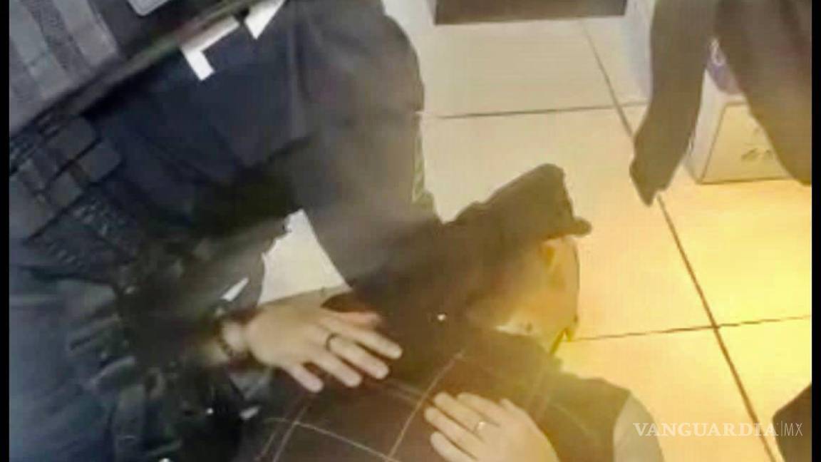 $!Un hombre se desvaneció en una de las zapaterías del centro de la ciudad; fue estabilizado por elementos de la Comisaría de Seguridad.