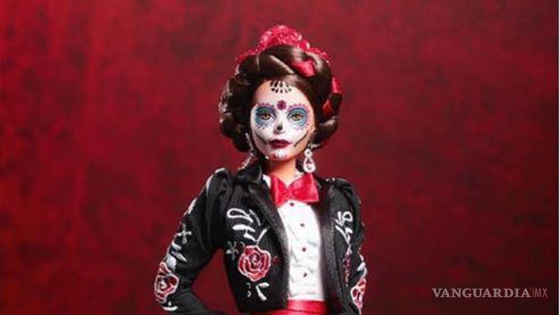 $!“Representa las tradiciones de las cuales me siento tan orgulloso como mexicano. Este traje inspirado con lo que crecí, rodeado de este folklore en Jalisco, en mi estado”, expresó Santos.