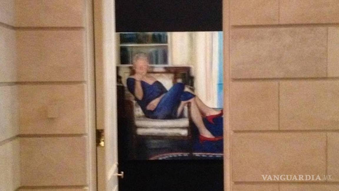 $!Descubren que Jeffrey Epstein tenía una pintura de Bill Clinton… con un vestido azul y tacones rojos