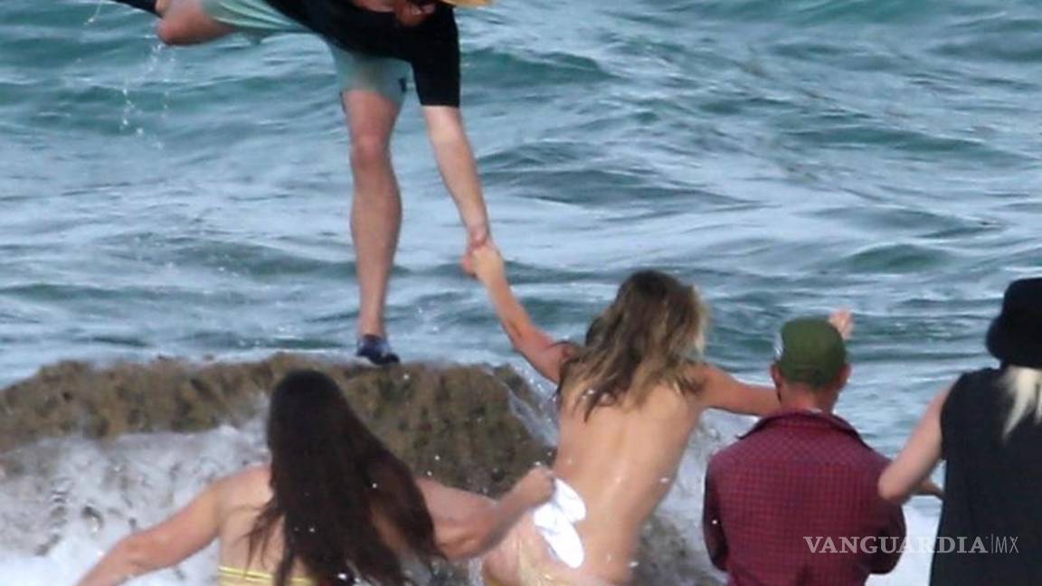 $!Kate Upton muestra de más al caer de una roca en el mar