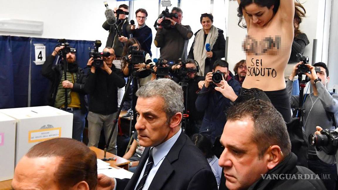 $!Activista de Femen sin camiseta interrumpe a Berlusconi en su votación