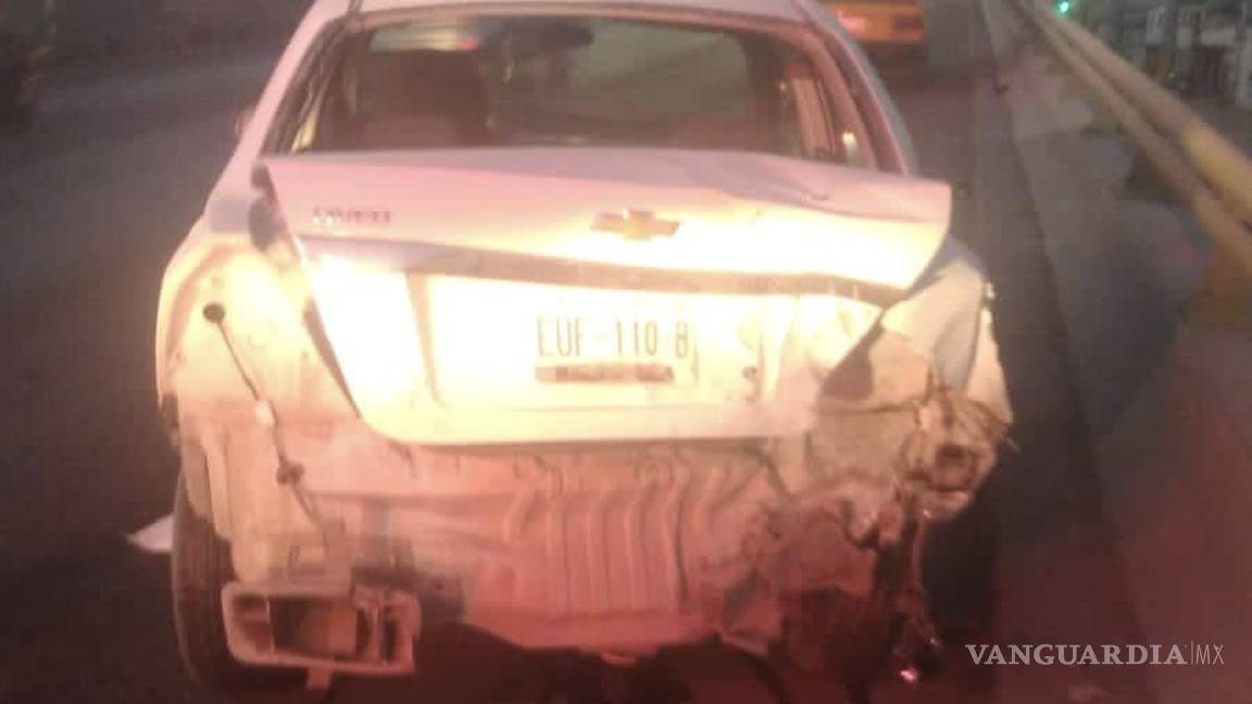 Estudiante choca, acuden a atenderlo, impactan a patrulla y él sale disparado, en Saltillo