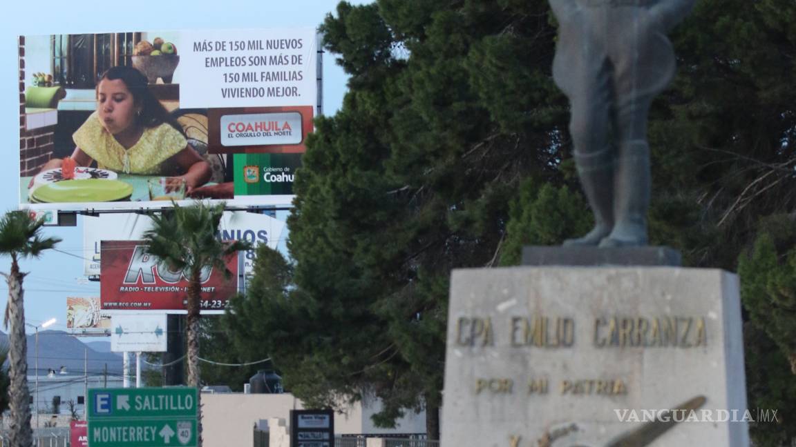 $!No respetan reglamento empresas de espectaculares en Saltillo