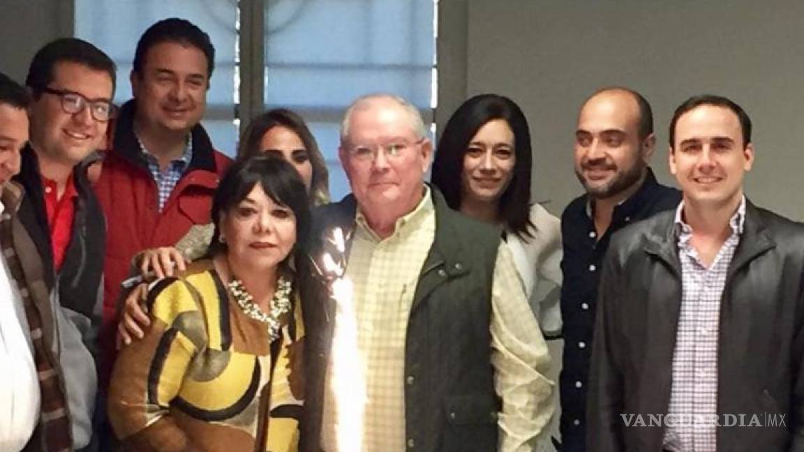 Desata polémica foto de funcionarios de Coahuila con paciente de COVID-19; &quot;es antigua&quot;, aclaran