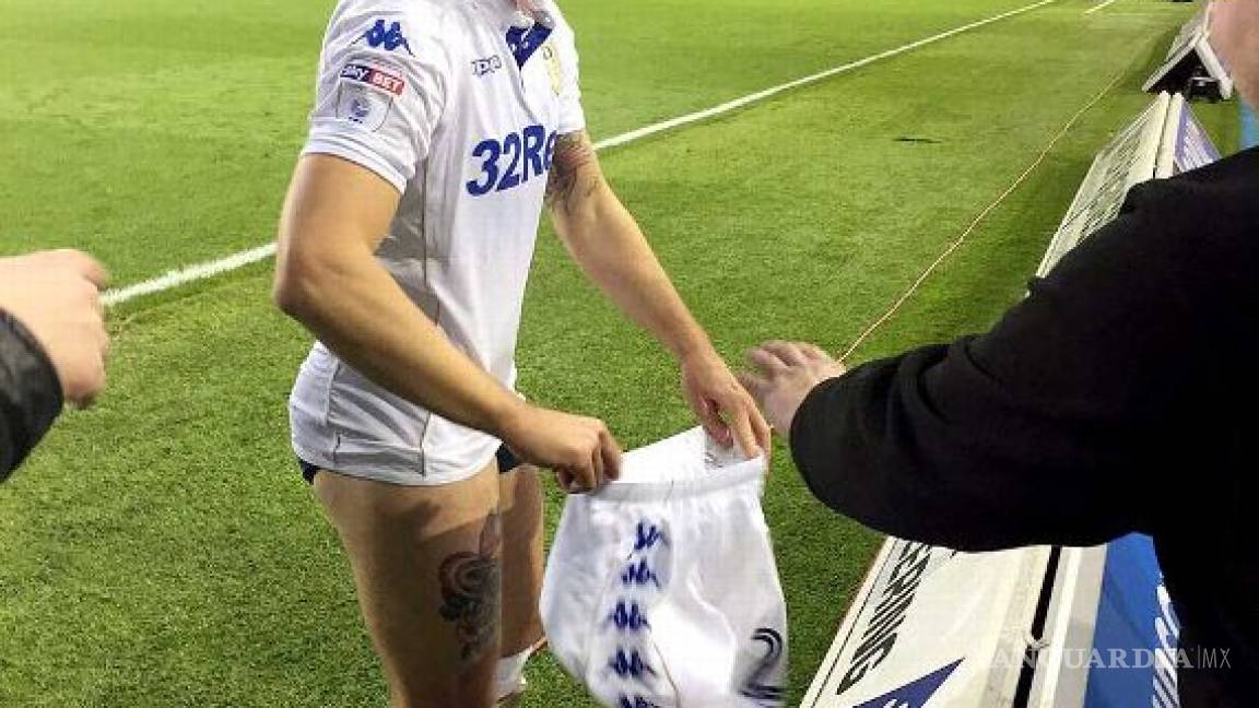Futbolista regala su short a fan y se queda en calzoncillos