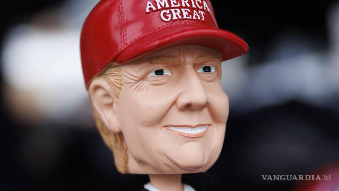 $!Un muñeco de Donald Trump está a la venta afuera para un mitin en Windham High School en Windham, New Hampshire.