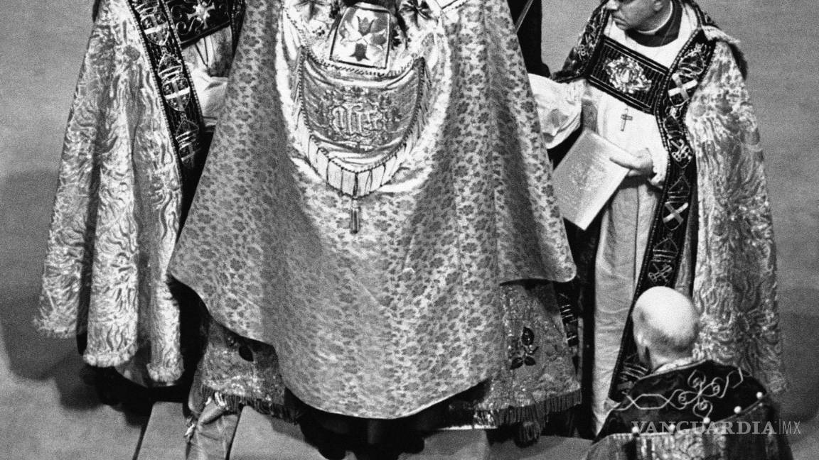 $!Revela Isabel II los peligro de llevar la corona de Estado