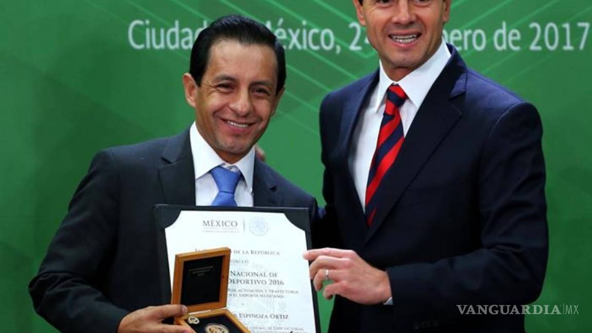 $!Mexicano monta al caballo más rico del mundo, California Chrome