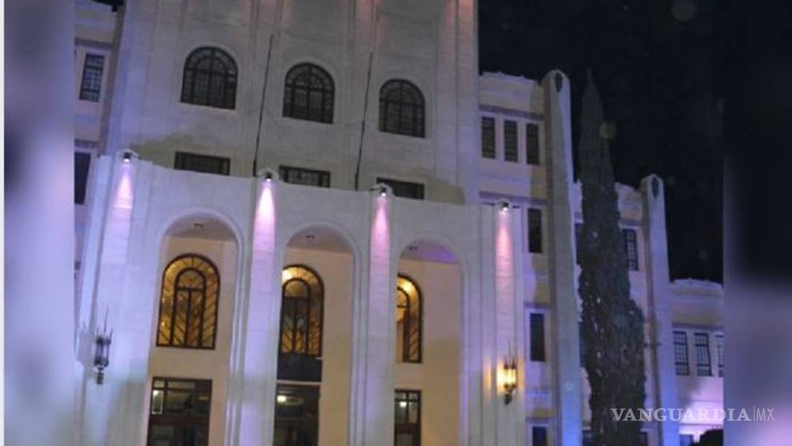 $!Joven sorprende a su novia, le pide matrimonio frente al Ateneo Fuente de Saltillo... ¡Y dice que sí!