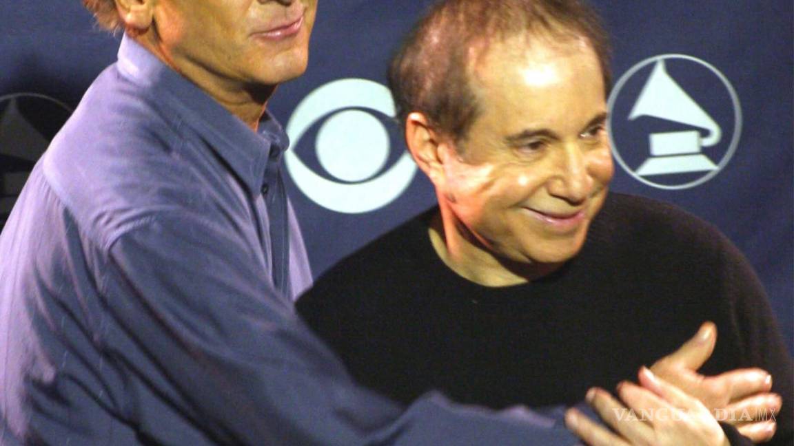 $!Los cantantes ingleses Paul Simon (d) y Art Garfunkel, integrantes del dúo Simon &amp; Garfunkel, en 2003. EFE/Miguel Rajmil
