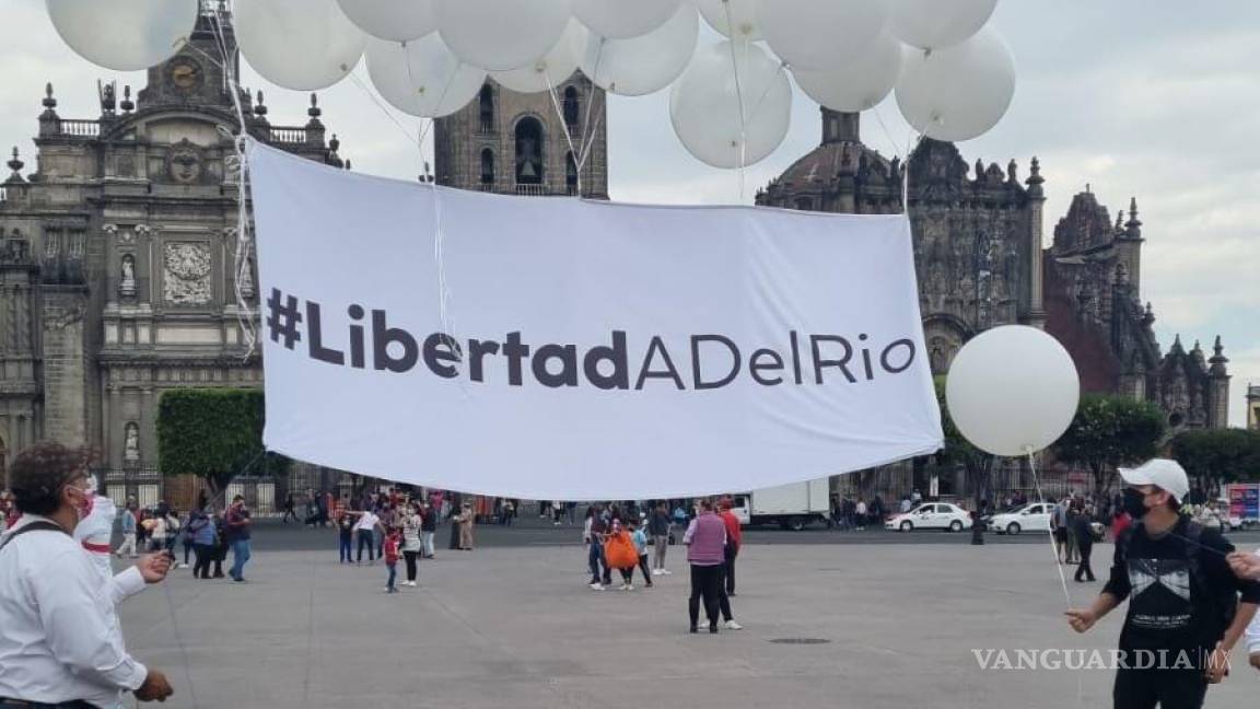 Familiares y amigos de José Manuel del Río Virgen protestan en el Zócalo
